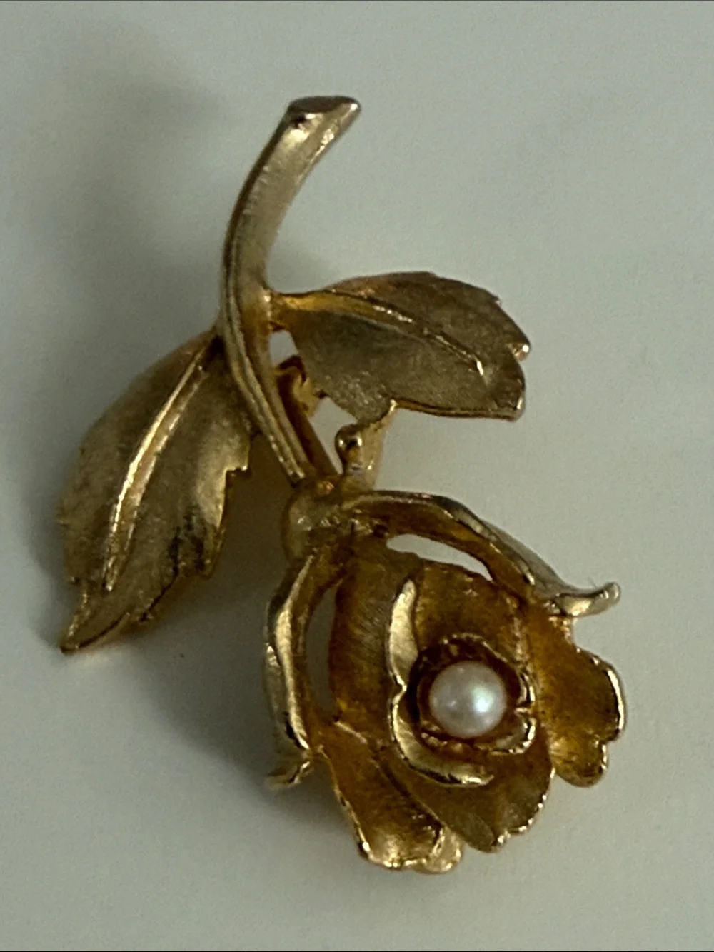 Vintage Gold-Tone Rose Brooch with Pearl Accent - Women Jewelry pin Classic